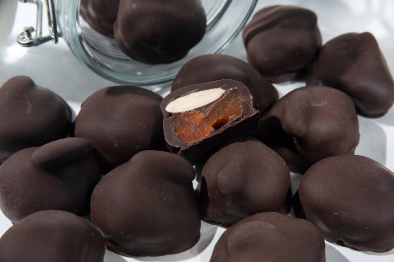 Конфета "Абрикос с миндалем в шоколадной глазури" (короб 2,5 кг) - фото 42576