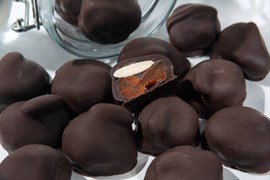 Конфета "Абрикос с миндалем в шоколадной глазури" (короб 2,5 кг)